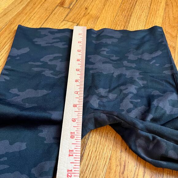 Spanx Leggings Womens Medium Look At Me Now Seamless Black Camo - Picture 7 of 8